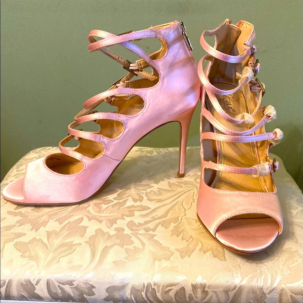 Jewel by Badgley Mischka pink strappy heels